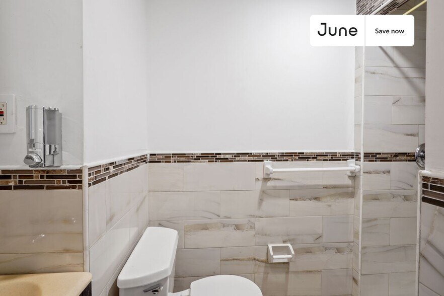 Building Photo - 534 E 14th St