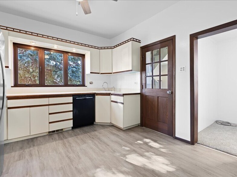Upstairs kitchen - 3214 S Throop St