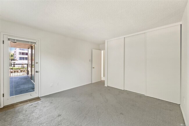 Building Photo - Spacious 1 bed/1bath, Parking included!