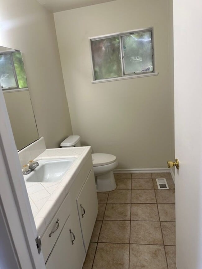 Building Photo - 4 Bed, 21/2 Bath Split level single family...