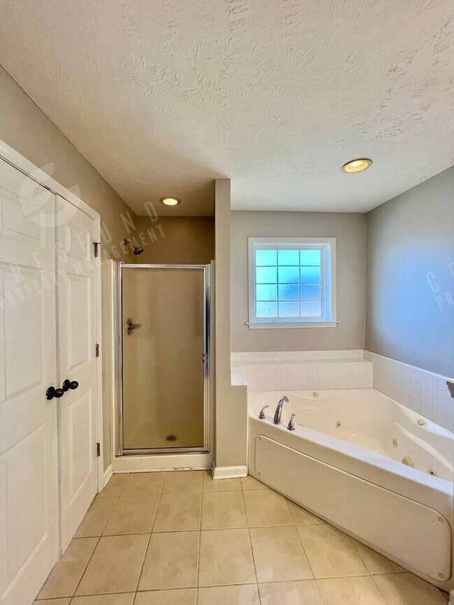 Building Photo - 2Bdrm 2Bath in Gated Community - Available Now!