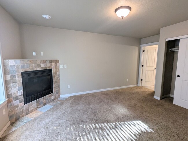 Building Photo - Gorgeous 3x2 townhouse, single-car garage, and two gas fireplaces