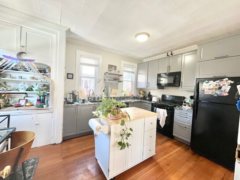 Building Photo - 105 Day St