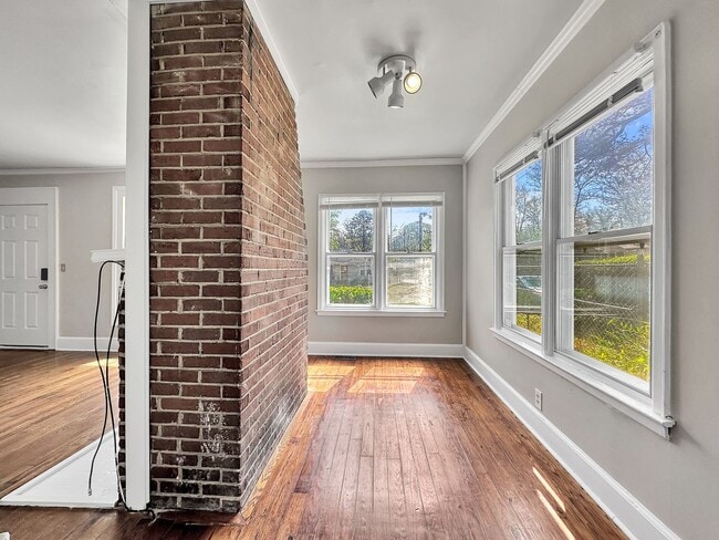 Building Photo - 2 bedroom 1 bath bungalow in the heart of ...