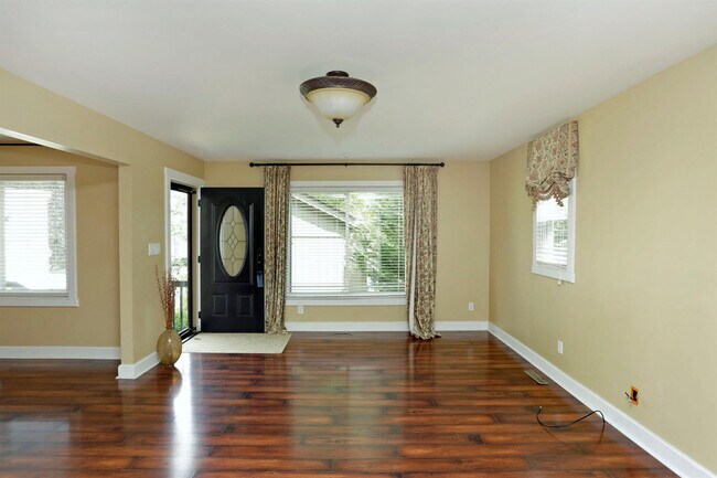 Building Photo - 1051 Chinoe Rd