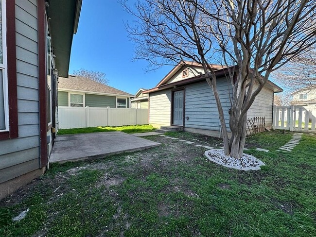 Building Photo - 918 Craters of the Moon Blvd