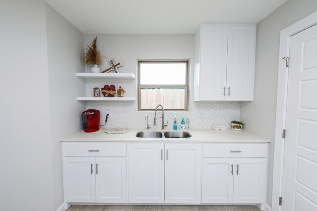 Building Photo - 1025 La Muralla St