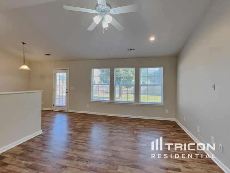 Building Photo - 7311 Village Acre Dr
