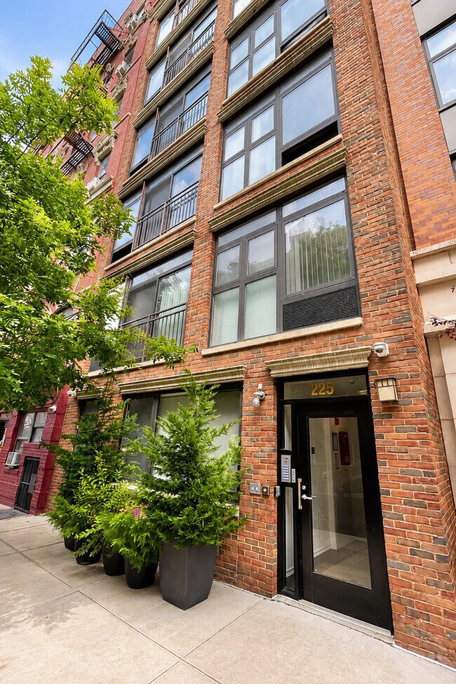 Building Photo - 225 E 111th St