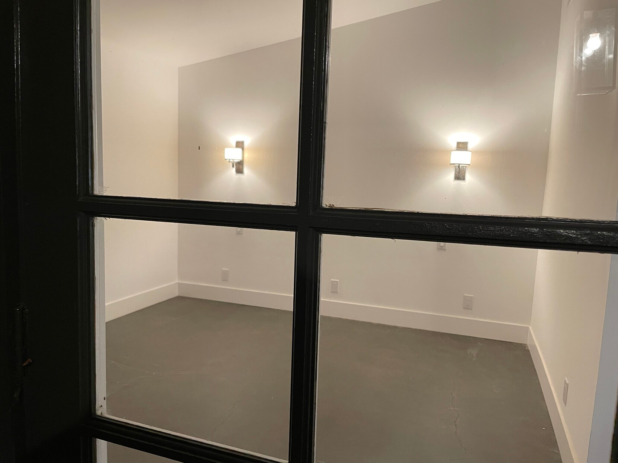 Building Photo - 1330 S Sierra Bonita Ave