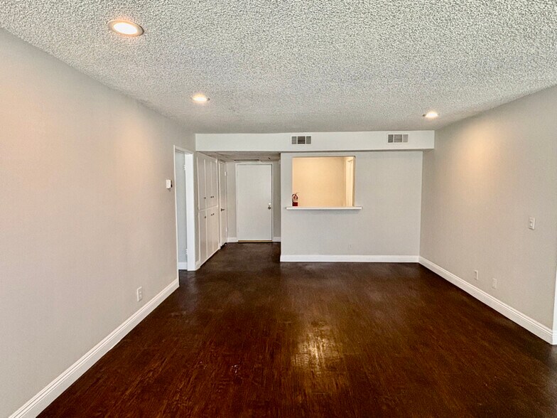 Building Photo - 17440 Burbank Blvd