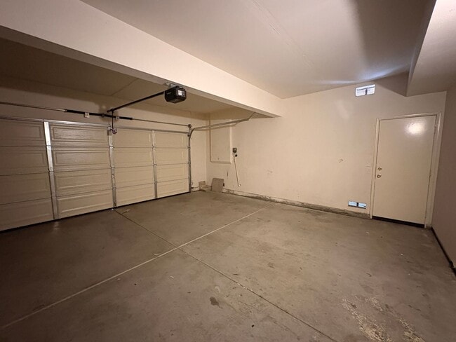 Building Photo - 4 Bed, 2.5 Bath in Riverside!