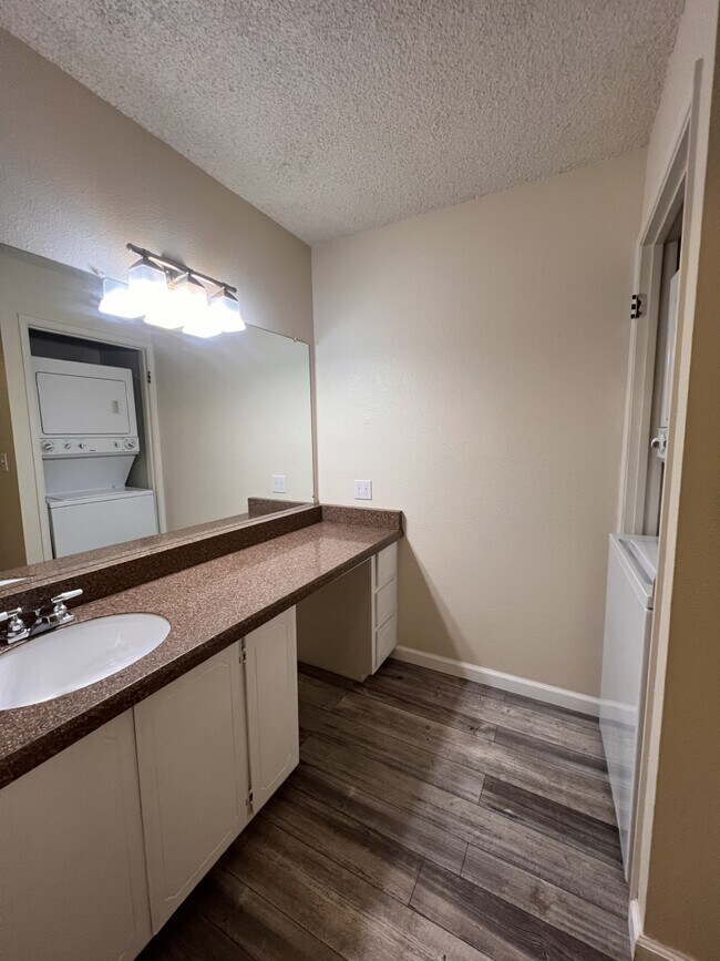 Building Photo - 302 Pleasant St