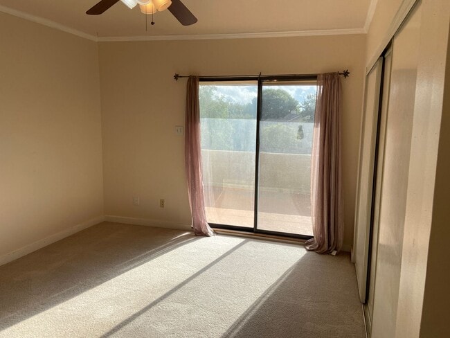 Building Photo - Spacious Riverhill Townhome