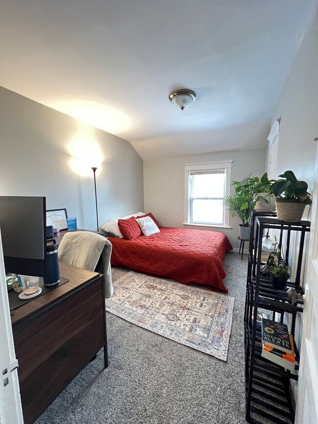 Building Photo - AVAILABLE JUNE 2026 - Renovated 3 Bed 1 Bath Home in East Duluth