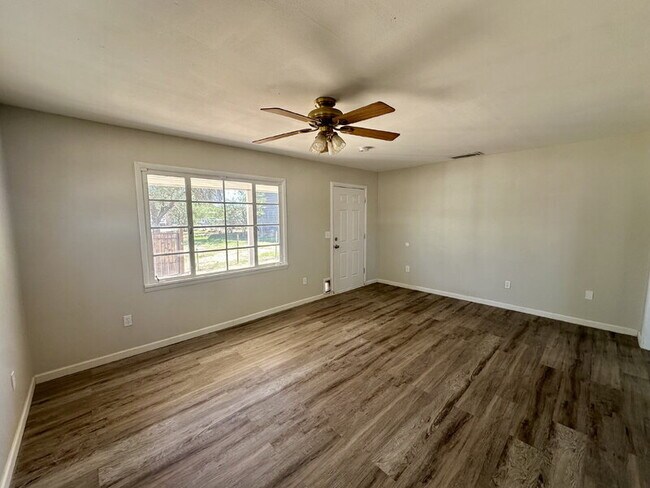 Building Photo - 544 N 7th Pl