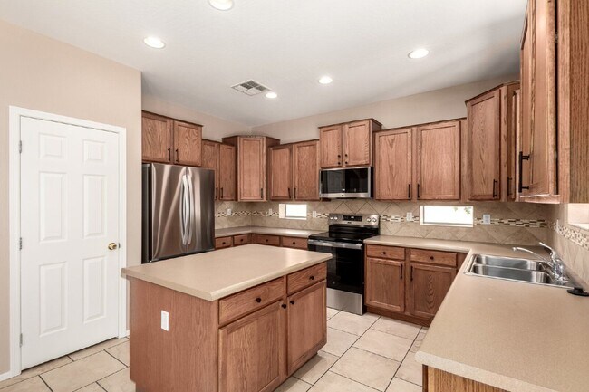 Building Photo - 15204 W Westview Dr
