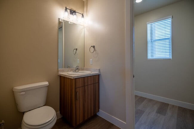 Building Photo - Newer Townhome Near Utah Tech