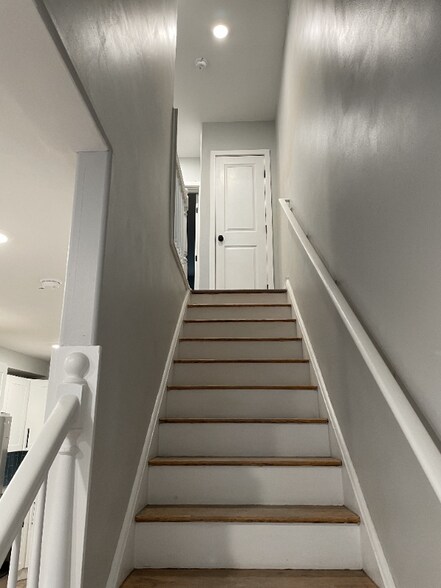 Building Photo - 1837 E Sergeant St