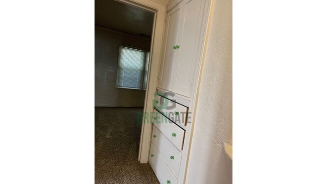 Building Photo - Charming 2 Bedroom Home Available Near Dow...