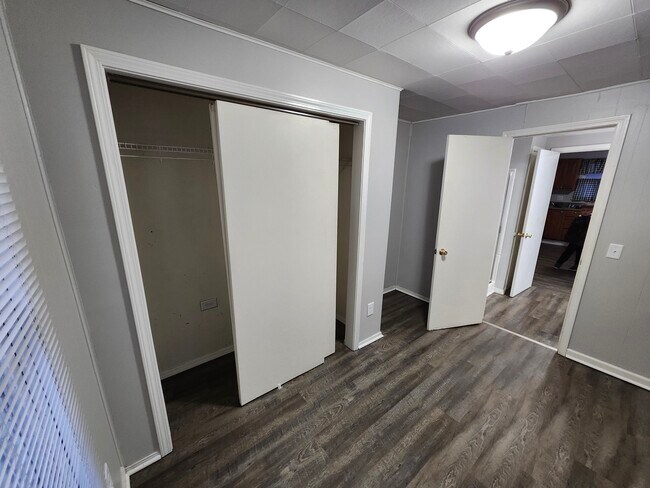 Building Photo - 523 W Trusler St