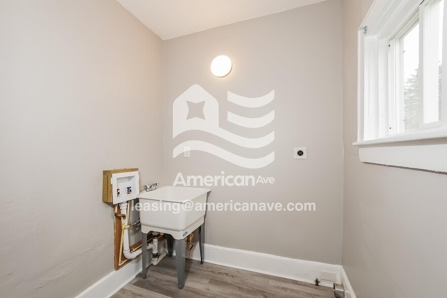 Building Photo - 902 Bye St