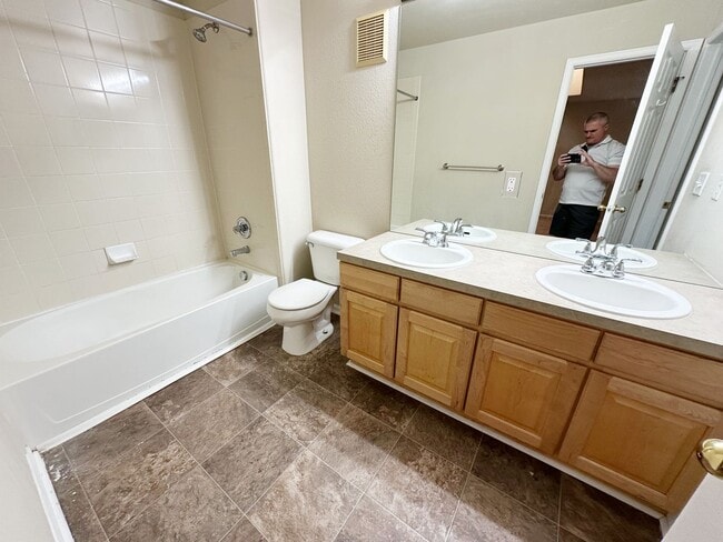 Building Photo - Bright, Spacious 2-Bedroom Home in Aurora with Room to Grow
