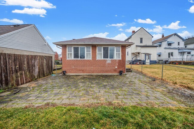 Building Photo - $200 OFF RENT FOR YOUR FIRST THREE MONTHS!...