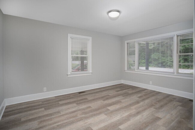 Building Photo - Quiet country living in the middle of it a...