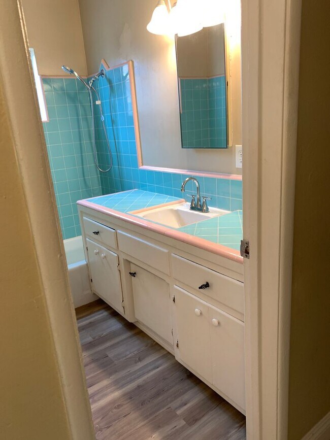 Building Photo - Super Cute 3 Bedroom Home For Rent in Oildale - $1695 Rent Available mid June