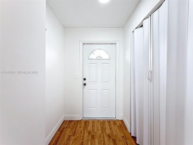 Building Photo - 1000 NE 14th Ave