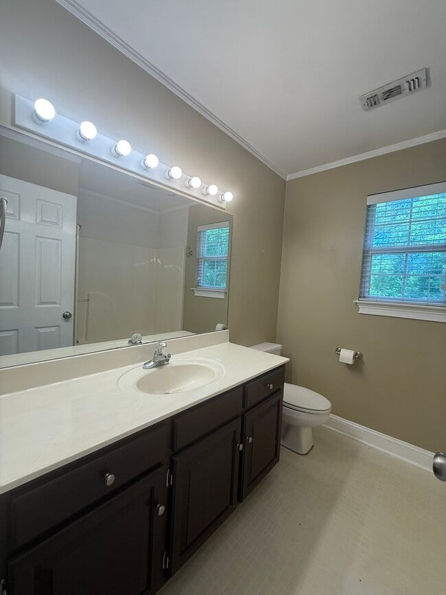 Building Photo - 4bd 3b off N Lee Hwy!