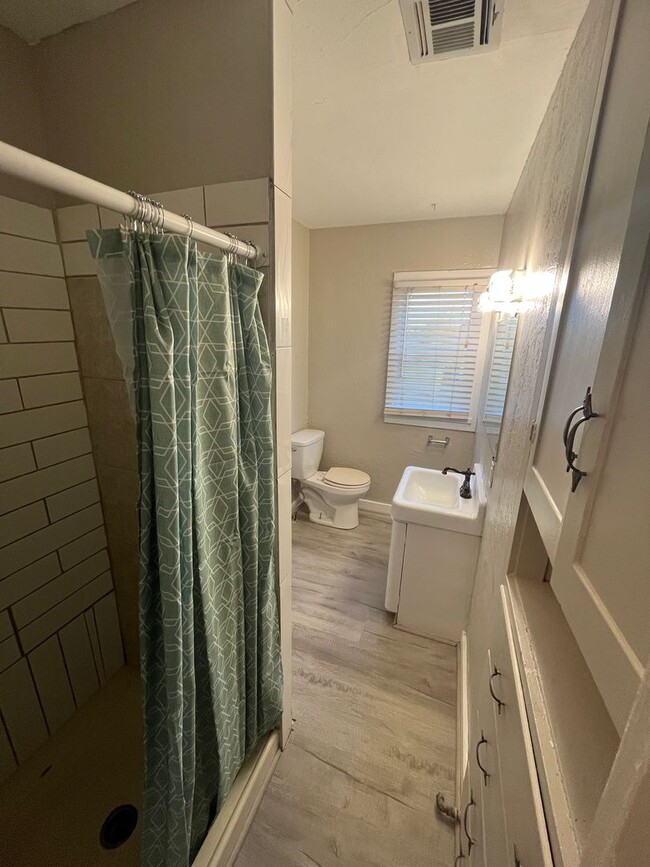 Building Photo - Beautiful upstairs 3 bed 1 bath apartment in Lexington, Ok -