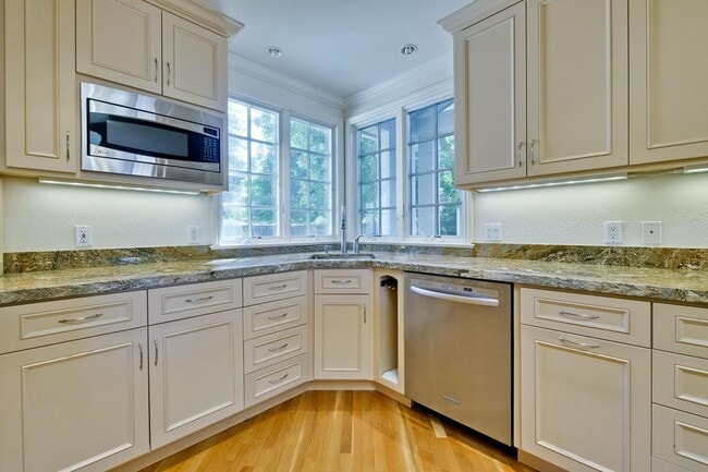 Building Photo - Beautiful 4 bedroom, 3 bath in desirable C...