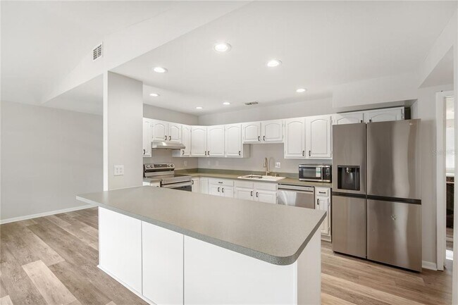Building Photo - 9618 Pineridge Ave