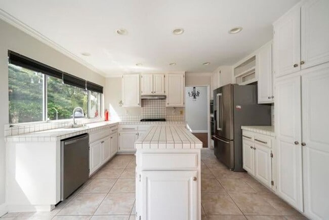 Building Photo - Beautiful 4Br/2.5Ba Home With Private Yard...