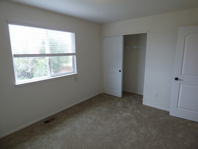Building Photo - 4 Bed / 2.5 Bath Home in Windsor!