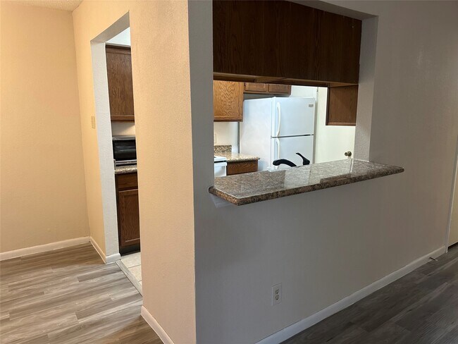 Building Photo - 17401 Red Oak Dr