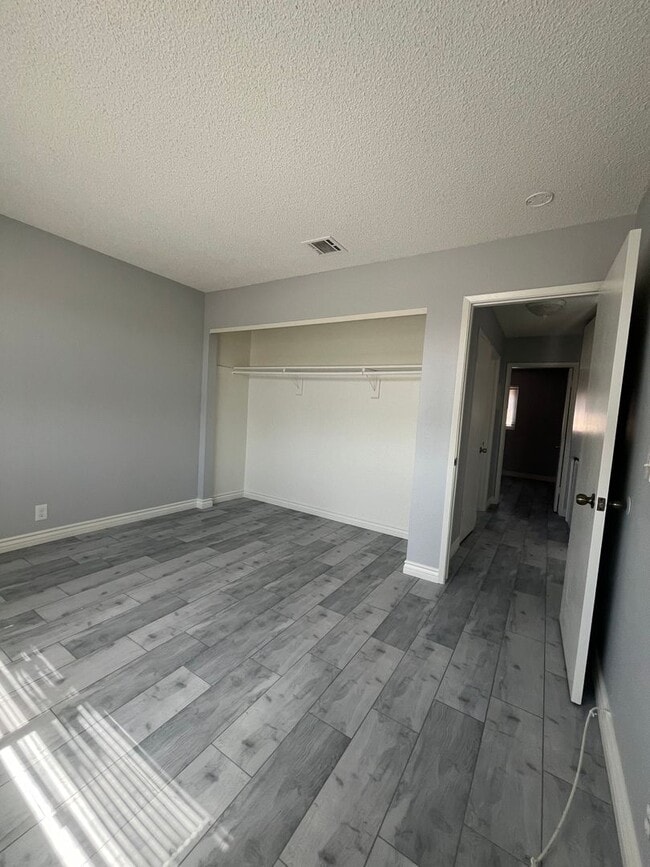 Building Photo - 700