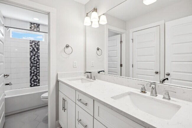 Building Photo - Grandeur in Germantown!