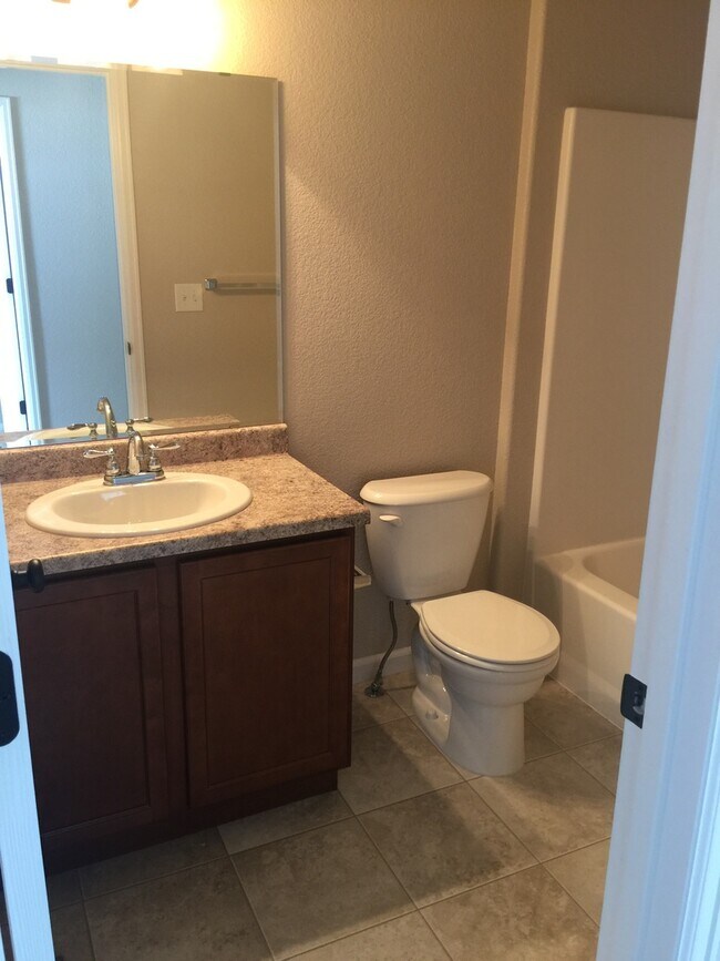 Building Photo - 3 BEDROOM 2.5 BATHROOM SADDLE RIDGE TOWNHOUSE