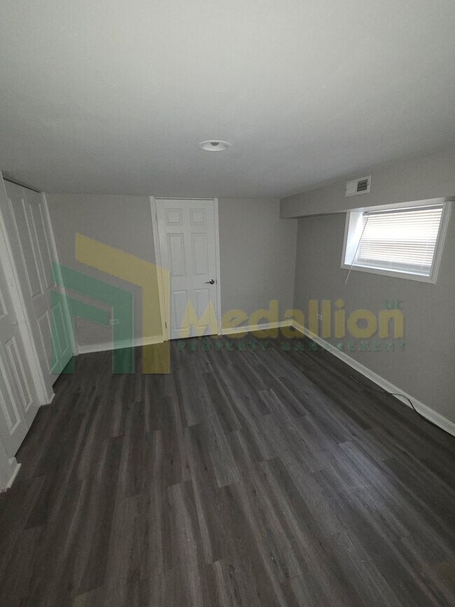 Building Photo - 4-Bedroom Duplex Downstairs unit in 2-Flat with Parking