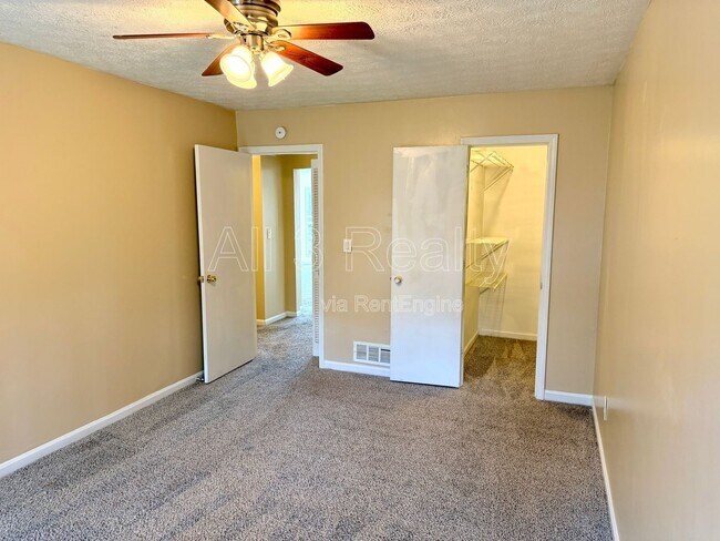Building Photo - 2140 Meadowview Ct SE