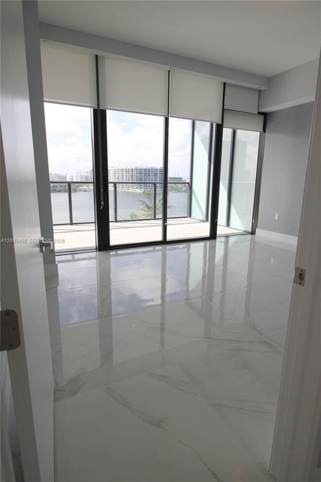 Building Photo - 5000 Island Estates Dr