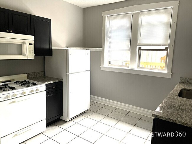 Building Photo - 2551 N Avers-2C