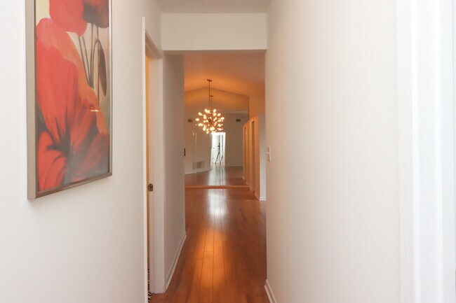 Building Photo - 1735 Chesapeake Ln