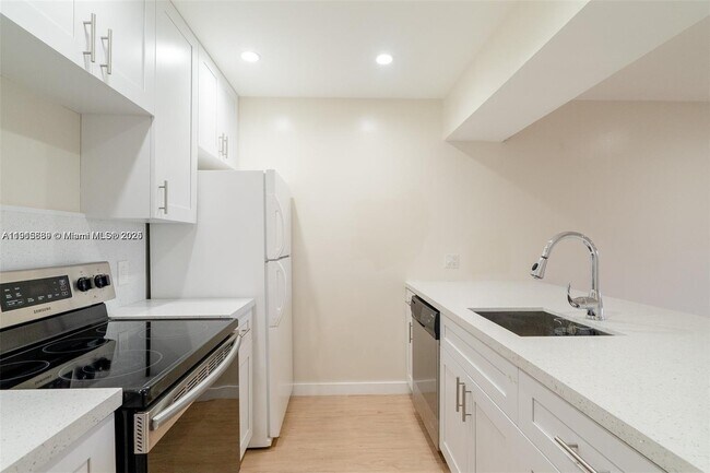 Building Photo - 8160 Geneva Ct