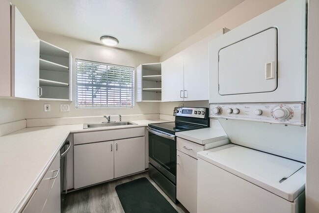 Building Photo - Golf course views in LVCC