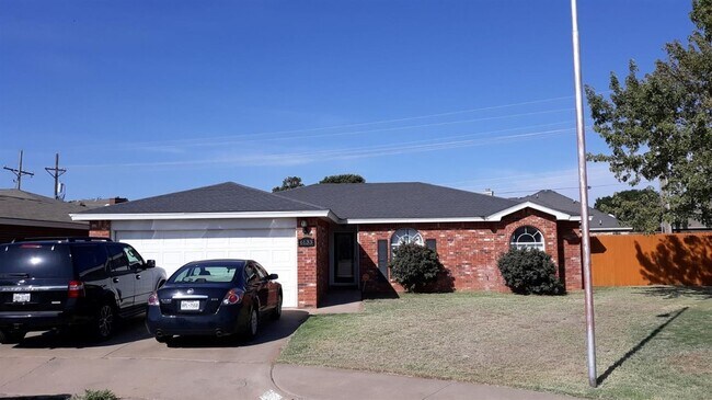 Building Photo - Available JULY 1st! Beautiful clean open concept home!