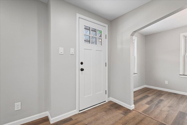 Building Photo - 3 Bedroom, 1 Bathroom Rental in Avalon